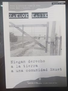 Il s’agit d’un feuillet de type « zine » expliquant les violations de droits humains que subissent les Autochtones. Celui-ci relate les injustices, mais aussi les luttes, de la communauté Xamok Kasek.