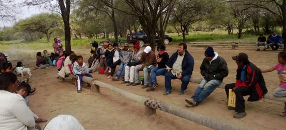 Photo de manifestants assis 